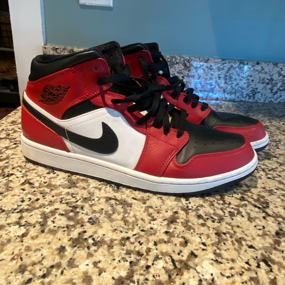 Jordan 1 mid Chicago black toe